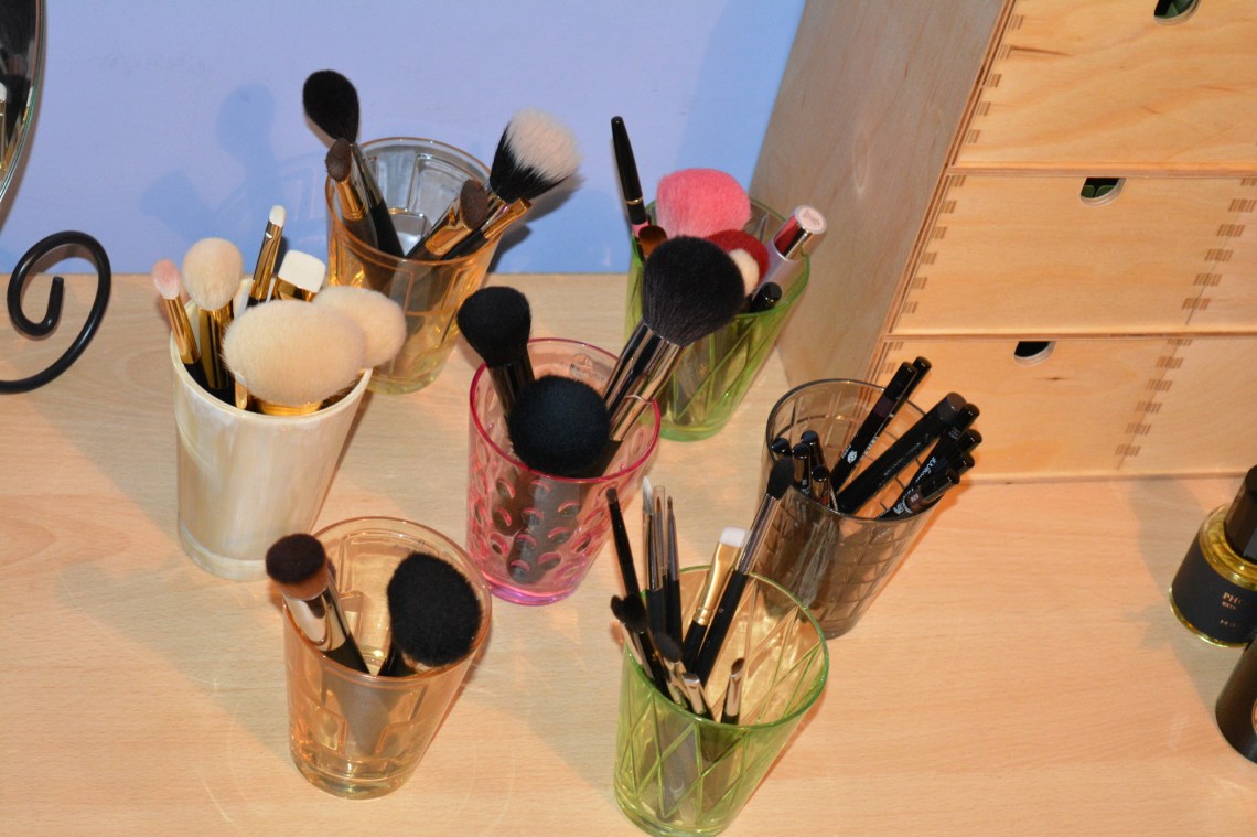 Post1_BrushStorage_Cups_small