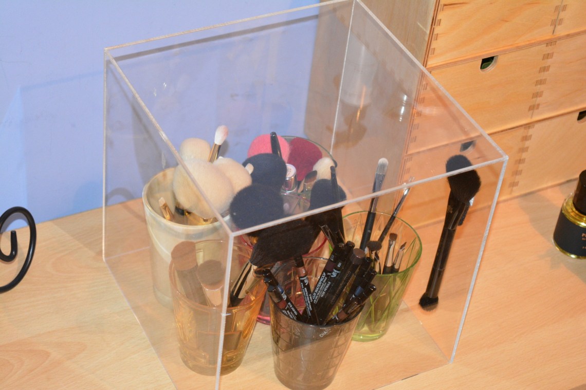 Post1_BrushStorage_CupsUnderBox_small